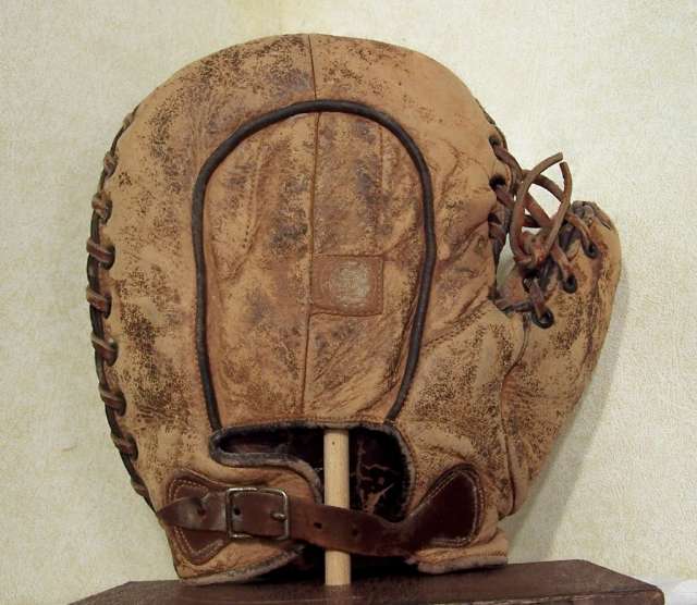 Early 1900's Spalding Crescent Basemitt Back